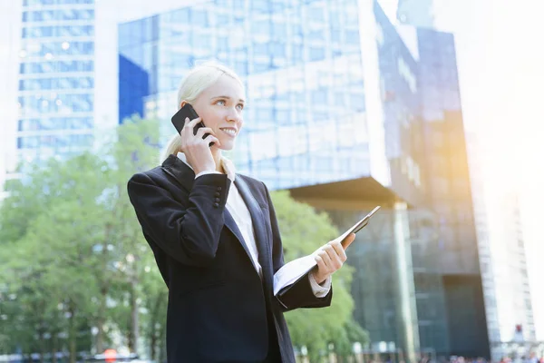 Bizneswoman rozmawia przez telefon komórkowy — Zdjęcie stockowe