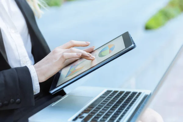 Primo piano di una donna d'affari mani utilizzando tablet — Foto Stock