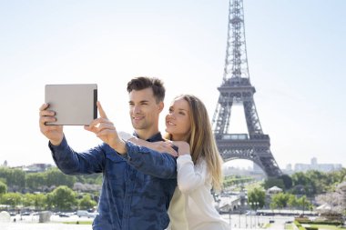 Paris'i genç Çift