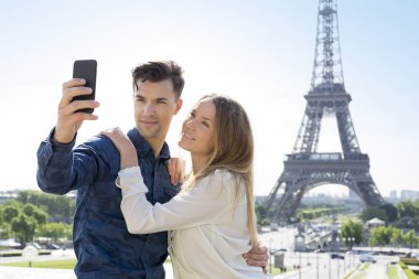 Paris'i genç Çift