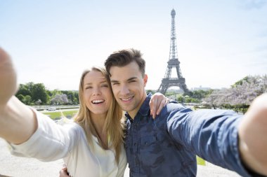 Paris'i genç Çift