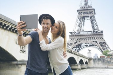 Paris'i genç Çift