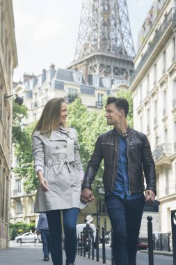 Paris'i genç Çift