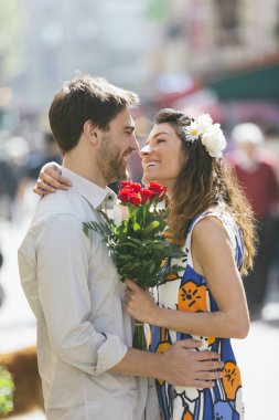 Sokaktan alışveriş yapan çift.