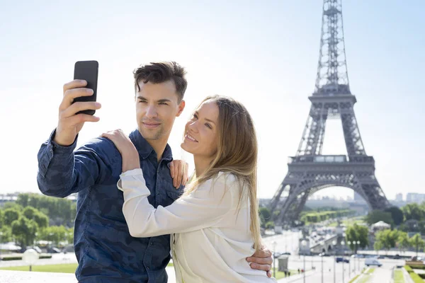 Jeune couple visitant Paris — Photo