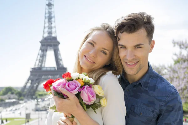 Young couple visiting Paris — Stock Photo, Image