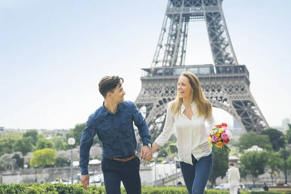 Paris'i genç Çift — Stok fotoğraf