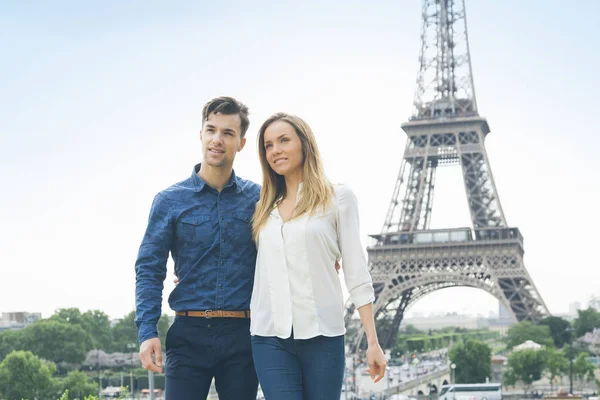 Jeune couple visitant Paris — Photo