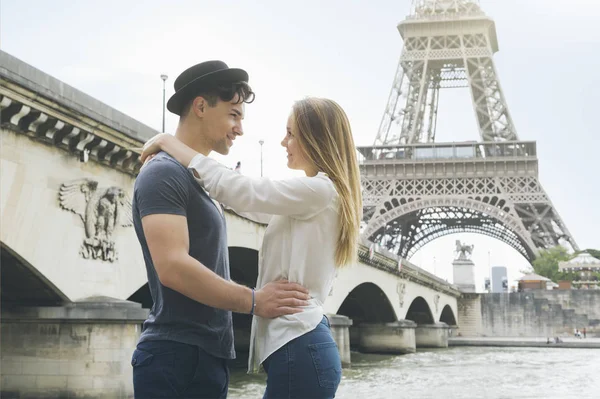 Молодая пара, посещающая Париж — стоковое фото