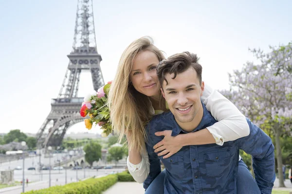 Jeune couple visitant Paris — Photo