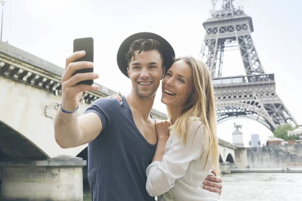 Parejas jóvenes visitando París — Foto de Stock