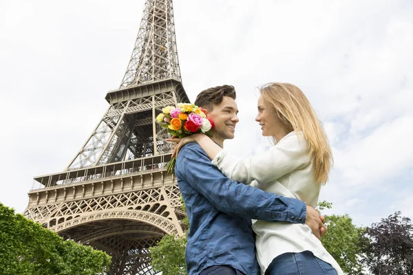 Jeune couple visitant Paris — Photo