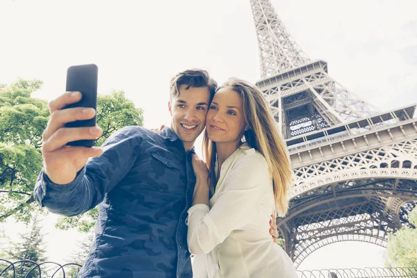 Jeune couple visitant Paris — Photo