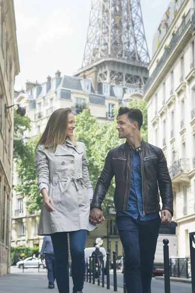 Jeune couple visitant Paris — Photo
