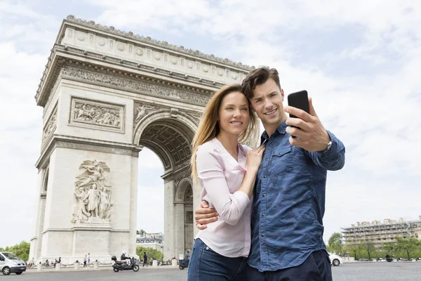 Jeune couple visitant Paris — Photo