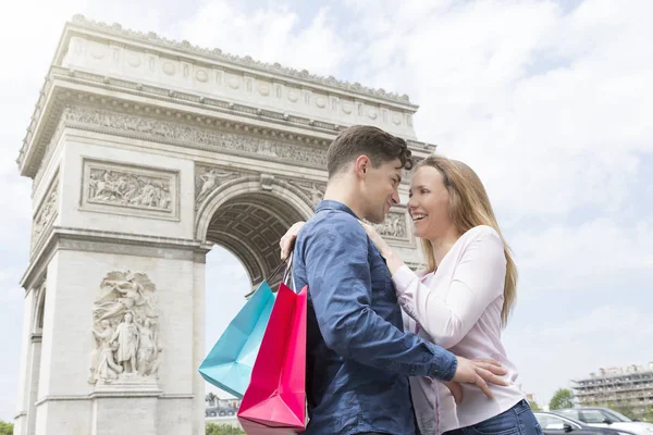 Ungt par shopping på avenyn Champs Elysees i Paris — Stockfoto