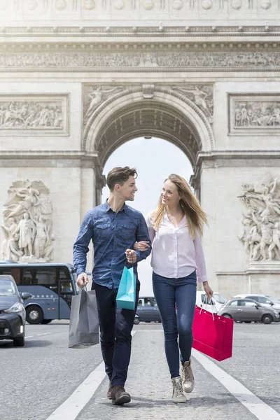 Casal de jovens compras na Avenue des Champs Elysees em Paris — Fotografia de Stock