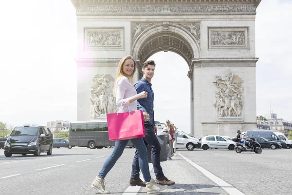 Coppia giovane shopping su Avenue des Champs Elysees a Parigi — Foto Stock