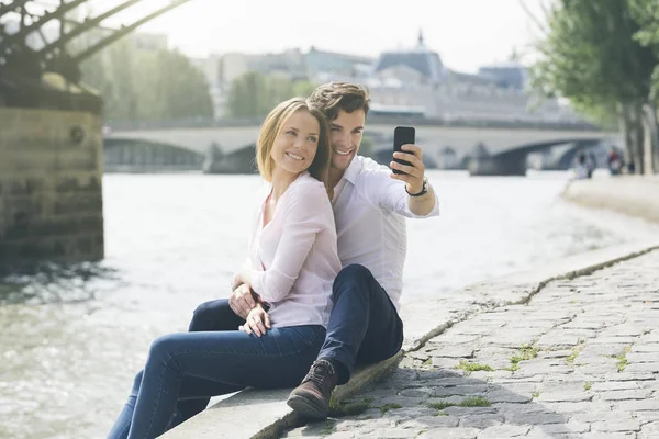 Jovem casal visitando Paris — Fotografia de Stock