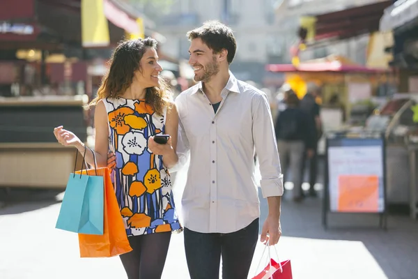 Couple faisant du shopping dans la rue — Photo