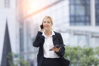 Hareket eden telefon içinde finans bölgesine konuşurken işkadını