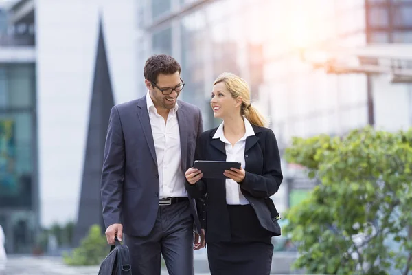 Businesspeople meeting in financial district — Stock Photo, Image