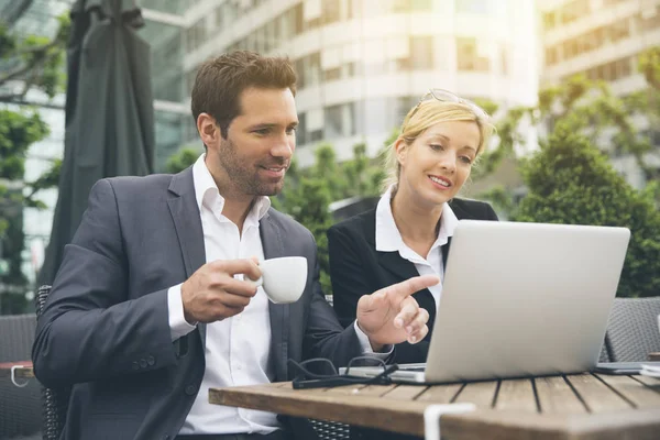 Ondernemers ontmoeten tijdens een koffiepauze — Stockfoto