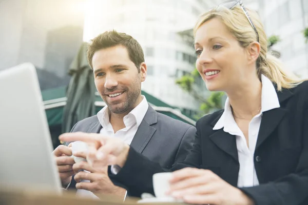 Ondernemers ontmoeten tijdens een koffiepauze — Stockfoto