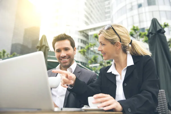 Ondernemers ontmoeten tijdens een koffiepauze — Stockfoto