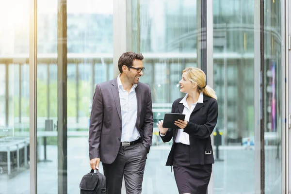 Businesspeople meeting outdoors in fiancial district — Stock Photo, Image