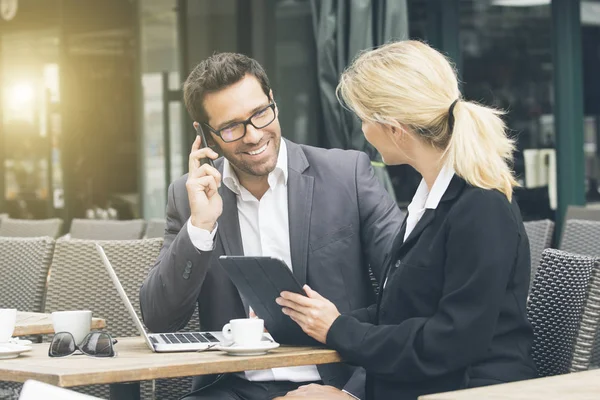 Geschäftsleute treffen sich während einer Kaffeepause — Stockfoto