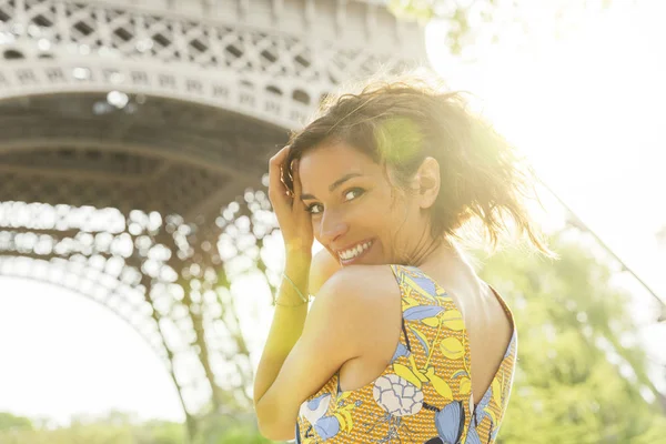 Donna in visita a Parigi con la Torre Eiffel sullo sfondo — Foto Stock
