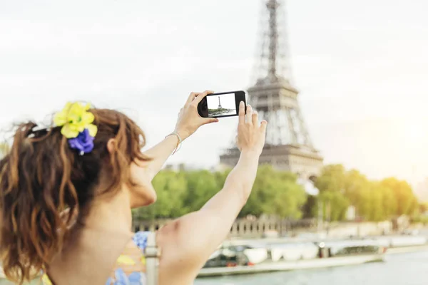 Молодая женщина, посещающая Париж — стоковое фото