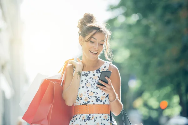 Paris, mulher fazendo compras na Avenida Montaigne — Fotografia de Stock