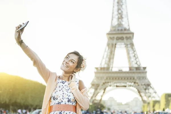 Mulher fazendo uma selfie em Paris com Torre Eiffel no fundo — Fotografia de Stock