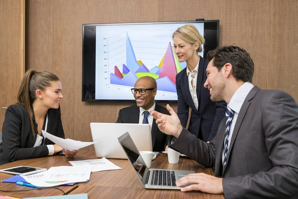 Geschäftsleute treffen sich im Konferenzraum — Stockfoto