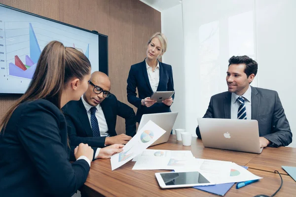 Reunião de empresários na sala de conferências — Fotografia de Stock