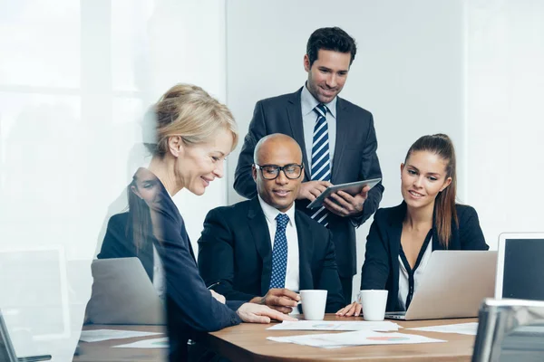 Geschäftsleute treffen sich im Konferenzraum — Stockfoto