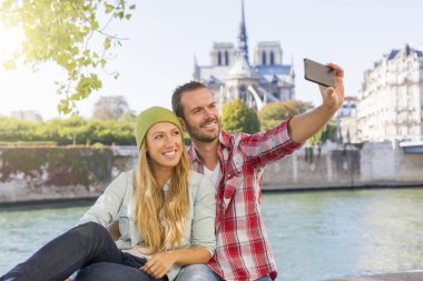 Paris, Seine nehir kıyısındaki çıkan genç çiftin