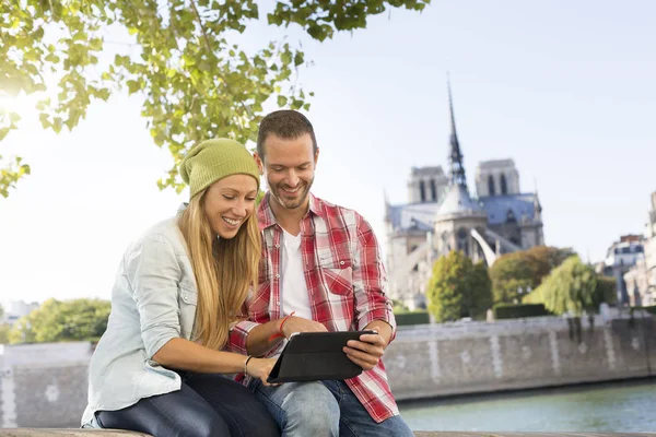 Paris, Young couple dating on the Seine riverbank — Stock Photo, Image