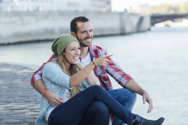 Paris, junges Paar, das sich am Seine-Ufer trifft — Stockfoto