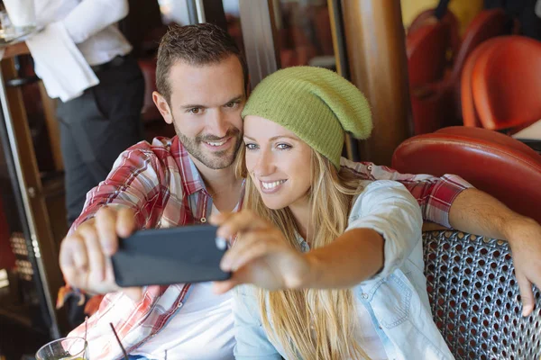 Jeune couple faisant un selfie sur une terrasse à Paris — Photo