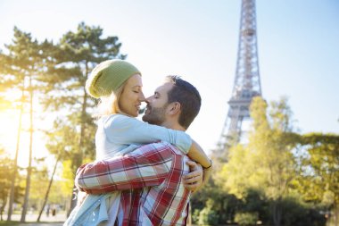 Paris'te genç Çift