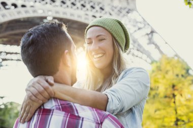 Paris'te genç Çift