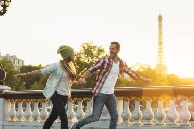 Paris'te genç Çift