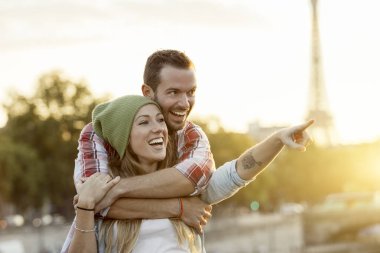 Paris'te genç Çift