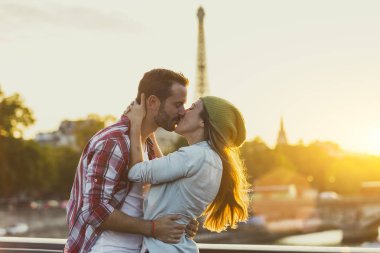 Paris'te genç Çift