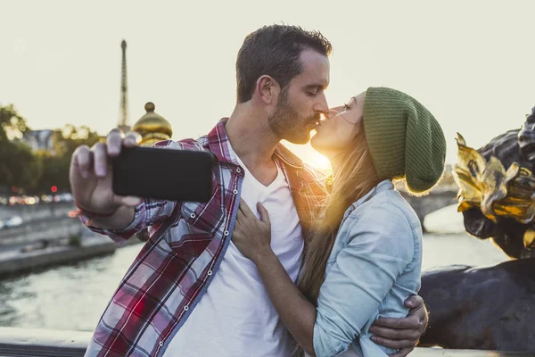 Casal jovem namoro em Paris — Fotografia de Stock