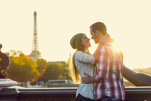 Jeune couple sortir ensemble à Paris — Photo