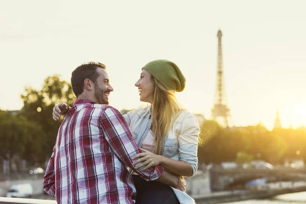 Ungt par dating i Paris — Stockfoto